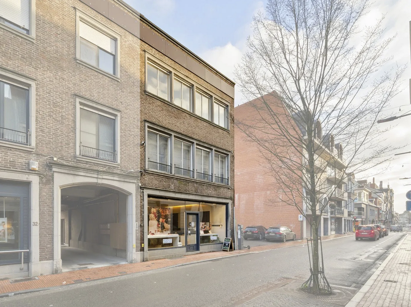 Uiterst commercieel gelegen handelspand met diverse mogelijkheden te Izegem.&lt;br /&gt;
&lt;br /&gt;
Dit pand bestaande uit zijn volledig afgewerkte handelsruimt